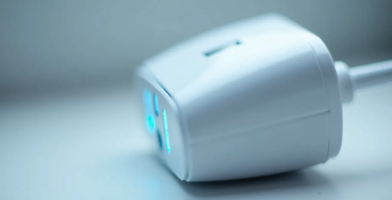 Primo piano macro di una presa intelligente bianca con LED indicatore blu, superficie liscia e texture minimale